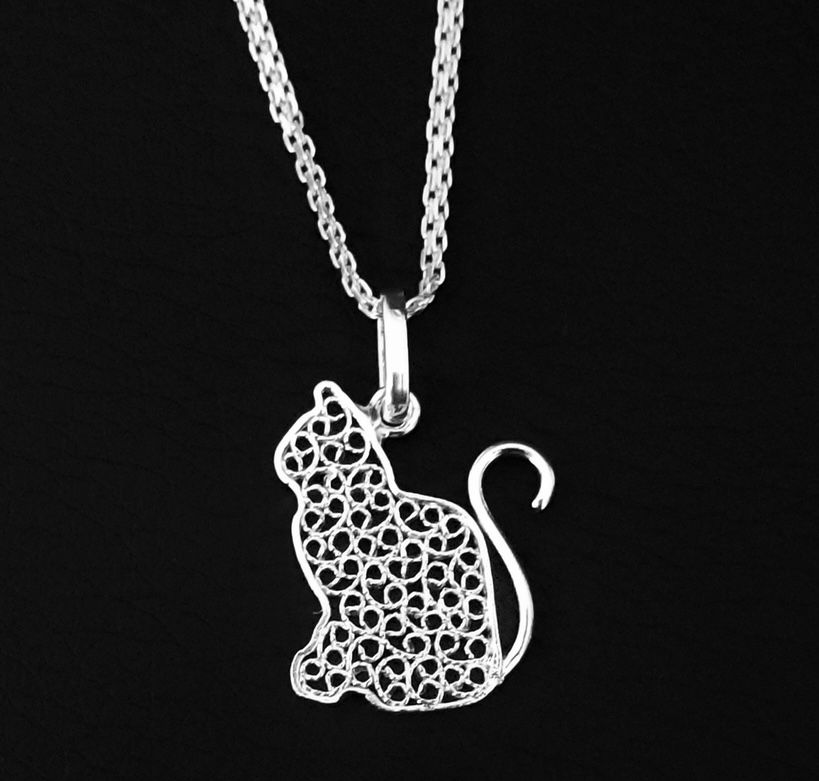 Dije de gato de perfil en plata.